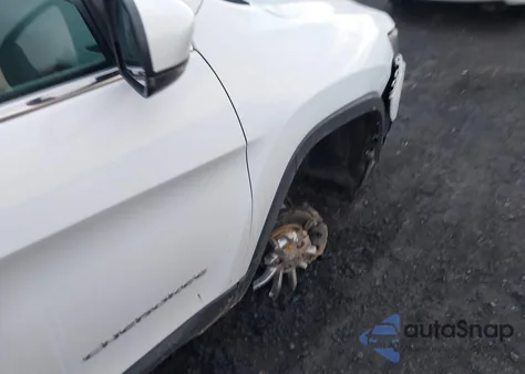 2019 Jeep Cherokee Latitude Plus 4X4 from USA, damaged, VIN 1C4PJMLX3KD223690